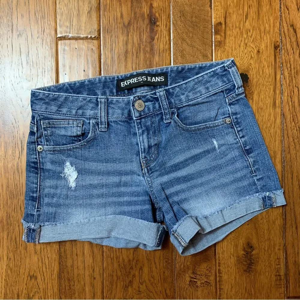 Express Jeans Outlet | medium wash distressed shorts | Sz 0 - Picture 1 of 11